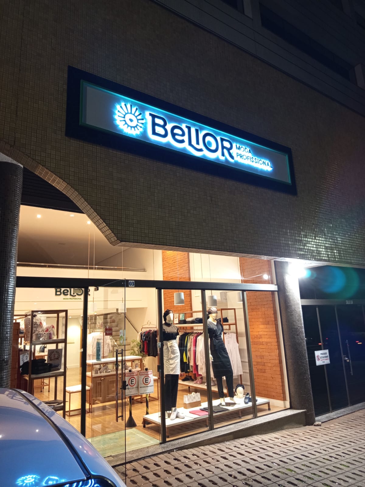 Fachada Bellor iluminada